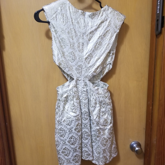 Side cut dress - Picture 3 of 6